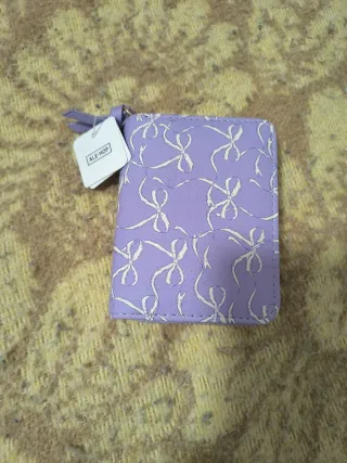 Cartera Ale-Hop morada con etiqueta