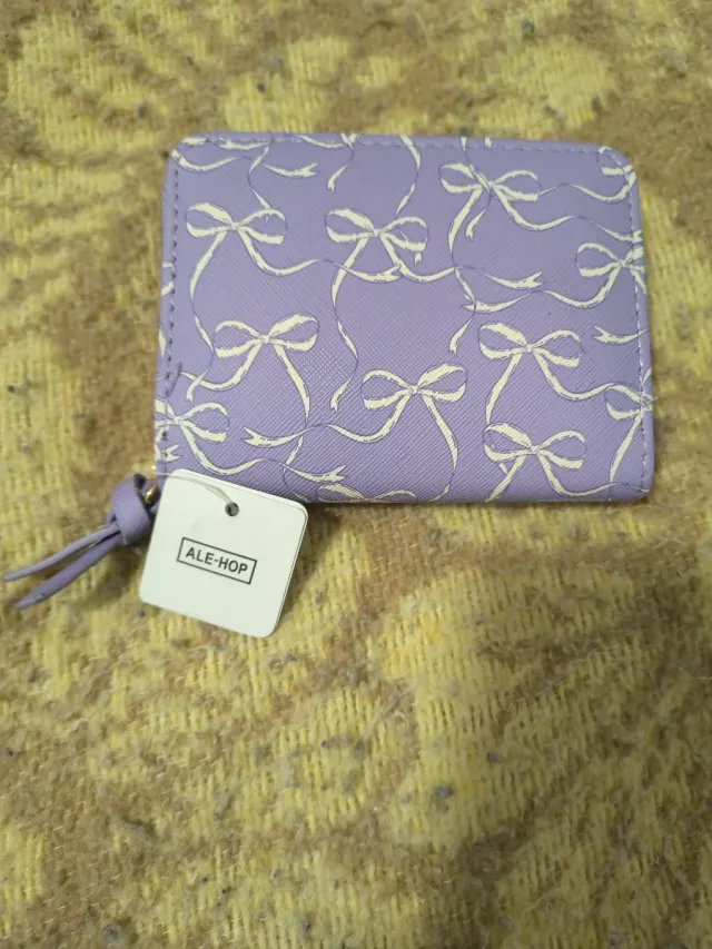 Cartera Ale-Hop morada con etiqueta