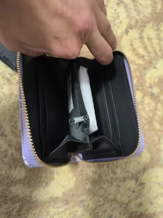 Cartera Ale-Hop morada con etiqueta