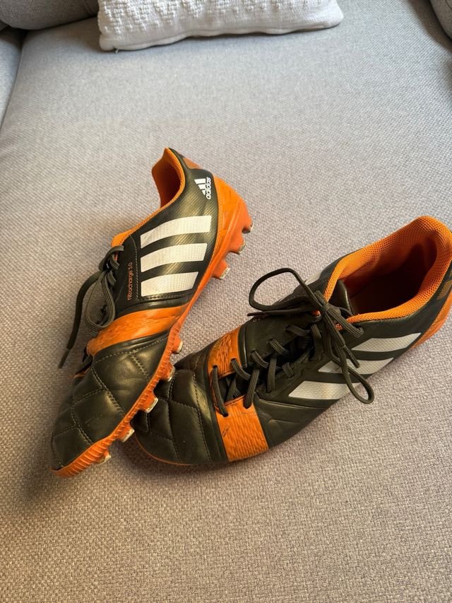 Zapatos de fútbol Adidas Naranja y Negro