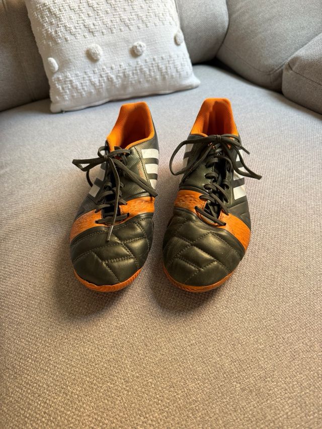 Zapatos de fútbol Adidas Naranja y Negro