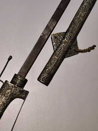 Vecchio accessorio artigianale africano