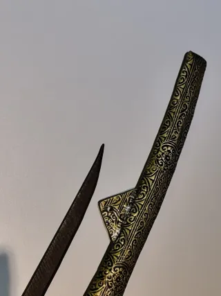 Vecchio accessorio artigianale africano