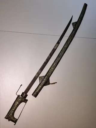 Vecchio accessorio artigianale africano