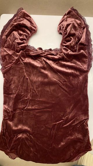 Top de terciopelo con encaje