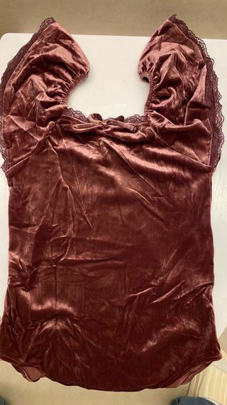 Top de terciopelo con encaje