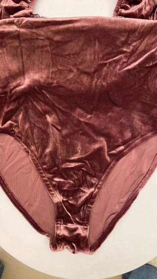 Top de terciopelo con encaje