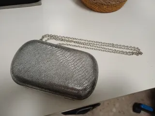 Bolso de mano plateado con cadena