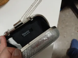 Bolso de mano plateado con cadena