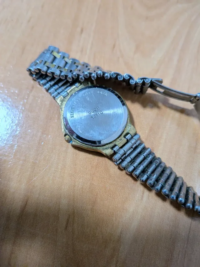 Reloj Radiant 660w dorado y plateado