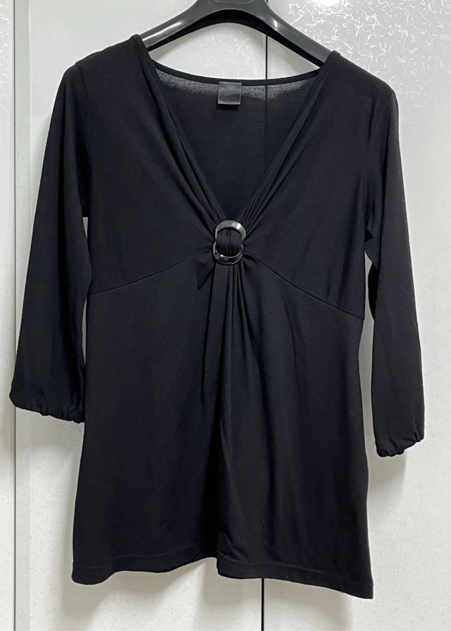 Camisa negra manga francesa con detalle anilla