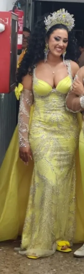 Vestido de fiesta amarillo con pedrería