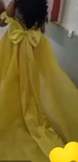 Vestido de fiesta amarillo con pedrería