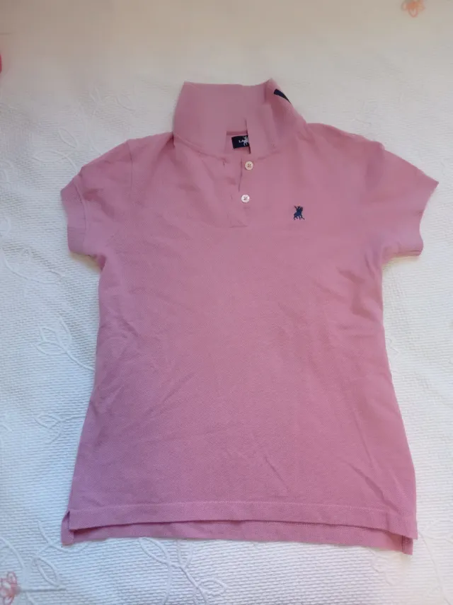 Polo rosa con logo de caballo