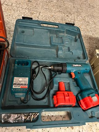 Taladro Makita con maletín y cargador