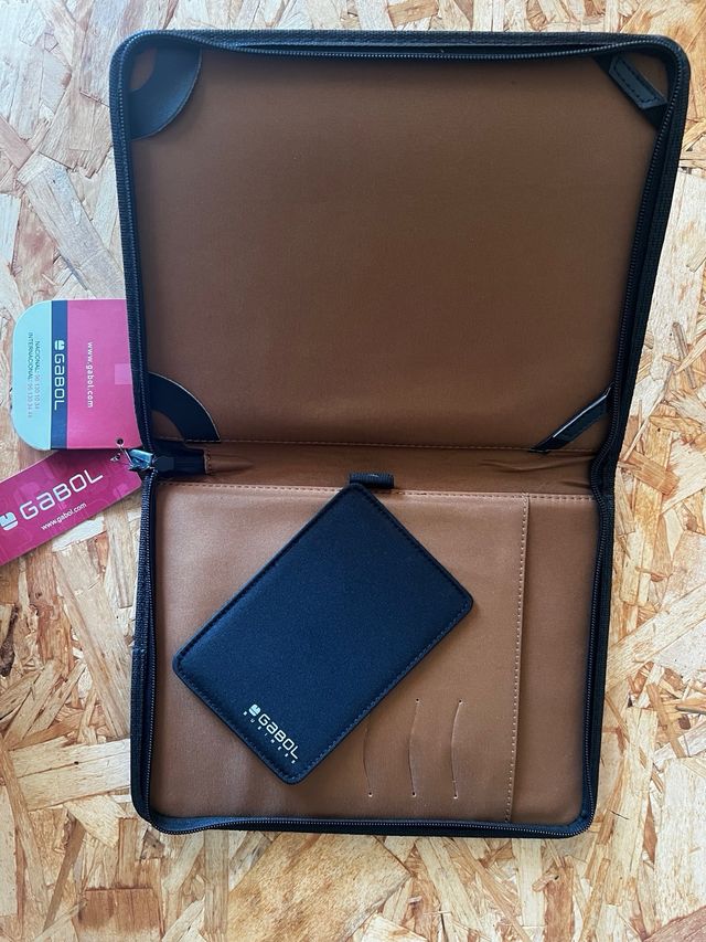Lote 13. Porta tablet Gabol negro