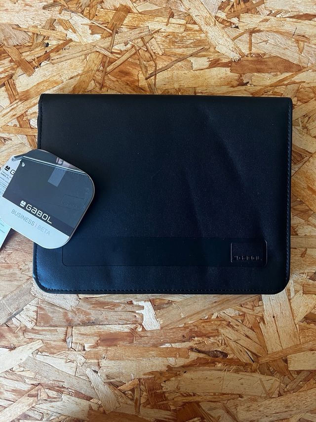Lote 13. Porta tablet Gabol negro