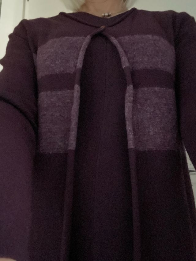 Vestido largo y chaqueta de lana morada