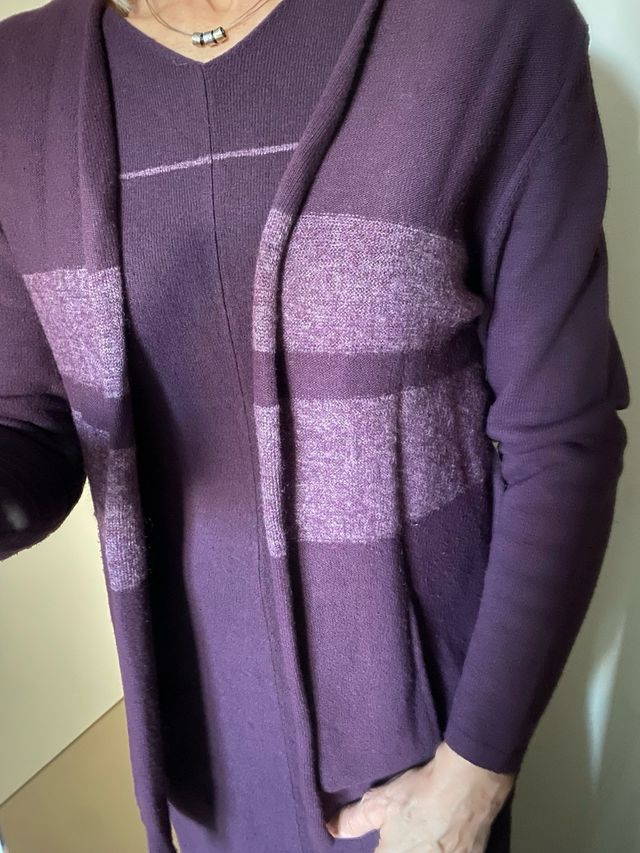 Vestido largo y chaqueta de lana morada