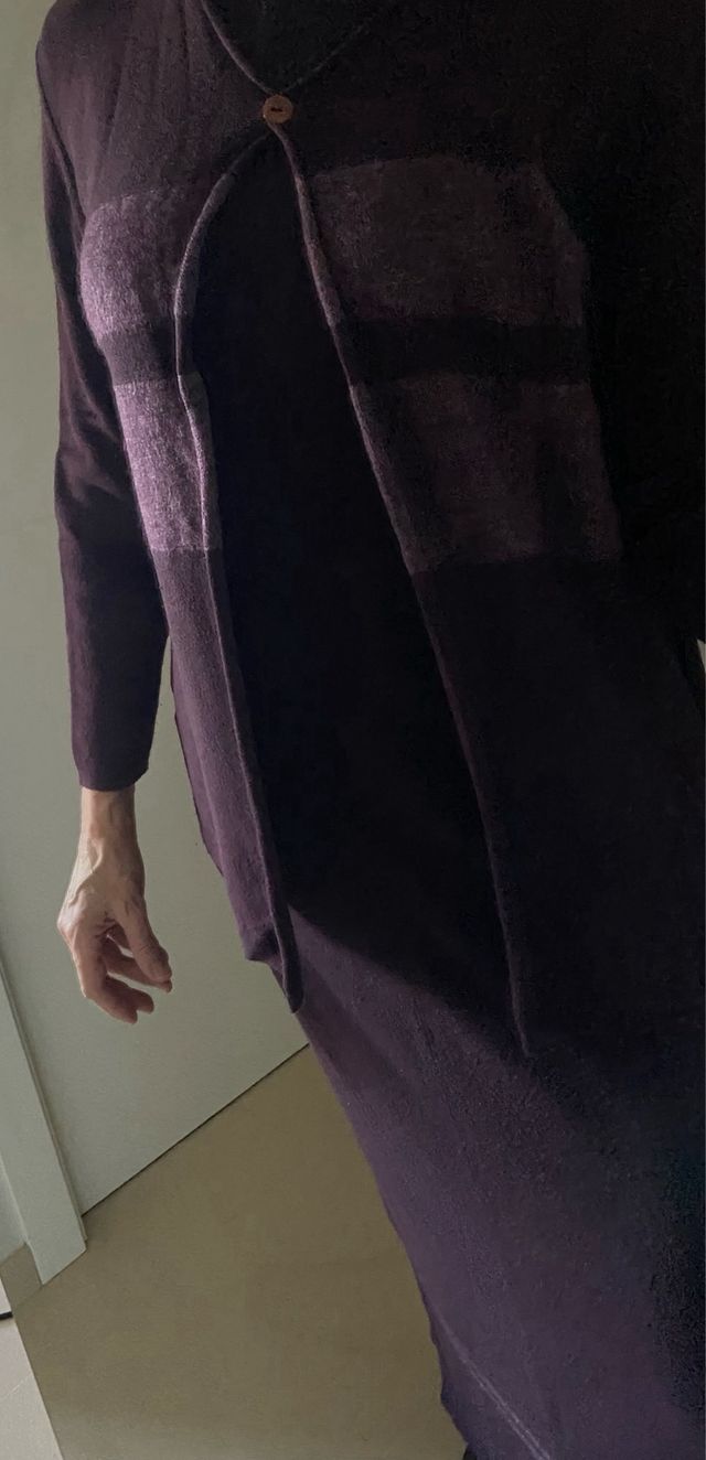 Vestido largo y chaqueta de lana morada