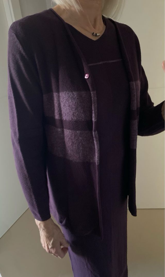 Vestido largo y chaqueta de lana morada