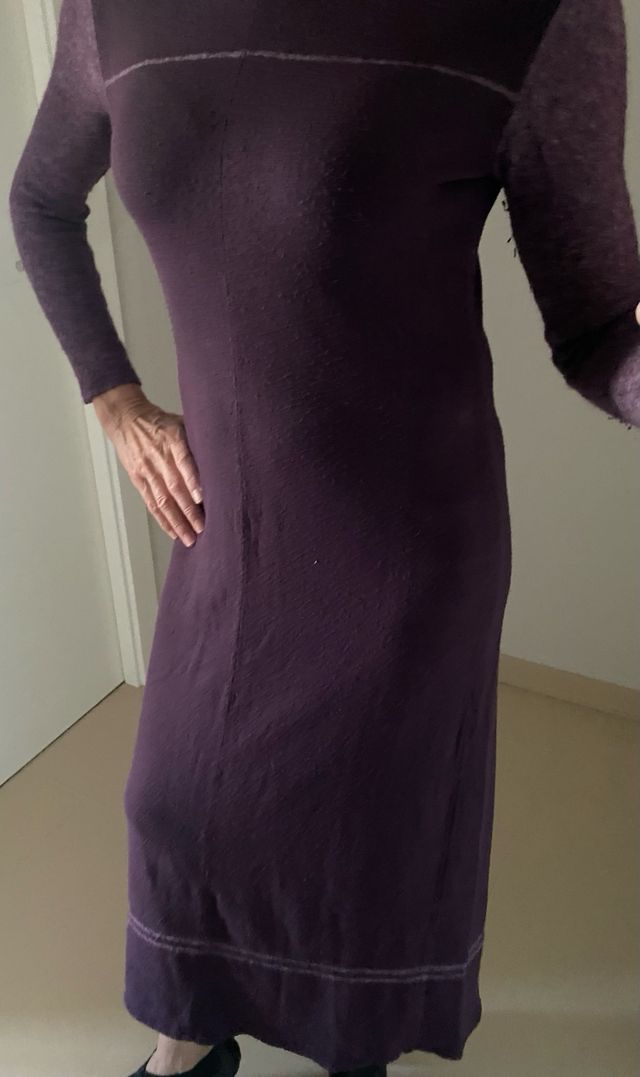 Vestido largo y chaqueta de lana morada