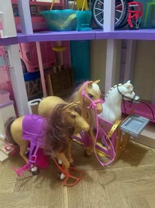 Casa Barbie con accesorios y muñecas