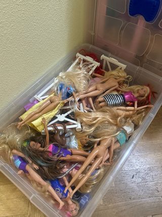 Casa Barbie con accesorios y muñecas