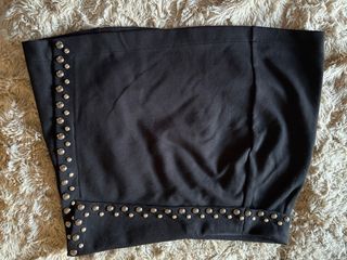 Minifalda negra con tachuelas plateadas
