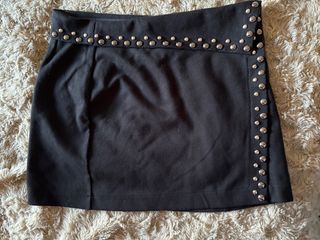 Minifalda negra con tachuelas plateadas