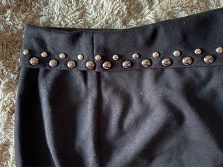 Minifalda negra con tachuelas plateadas