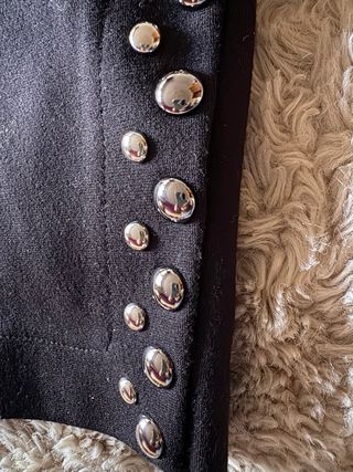 Minifalda negra con tachuelas plateadas