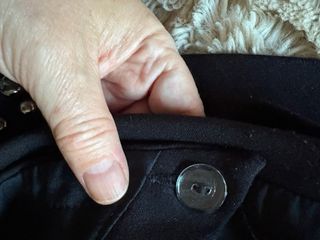 Minifalda negra con tachuelas plateadas