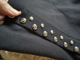 Minifalda negra con tachuelas plateadas