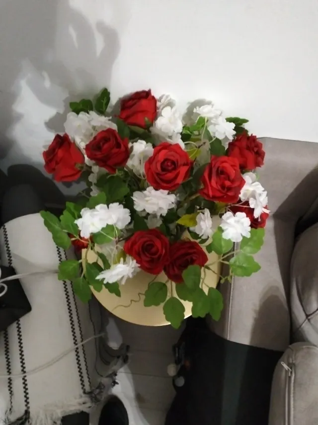 Jarrón de rosas rojas y flores blancas