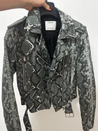 Chaqueta Bershka efecto piel serpiente T.XS