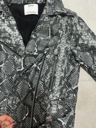 Chaqueta Bershka efecto piel serpiente T.XS