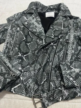Chaqueta Bershka efecto piel serpiente T.XS