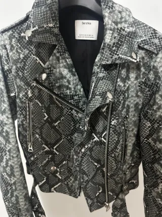 Chaqueta Bershka efecto piel serpiente T.XS