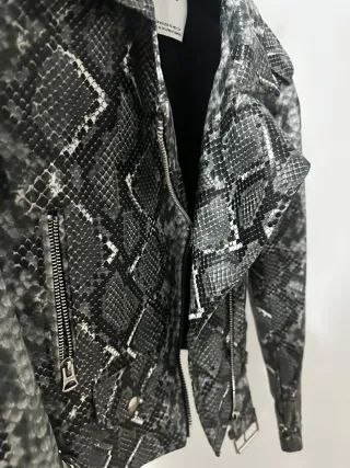 Chaqueta Bershka efecto piel serpiente T.XS