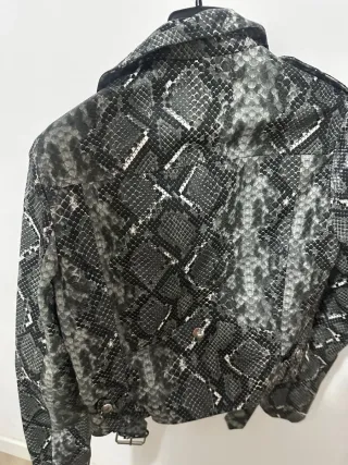 Chaqueta Bershka efecto piel serpiente T.XS