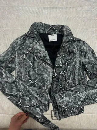 Chaqueta Bershka efecto piel serpiente T.XS