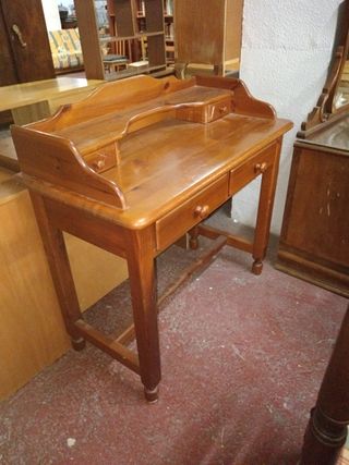 Escritorios de madera marrón
