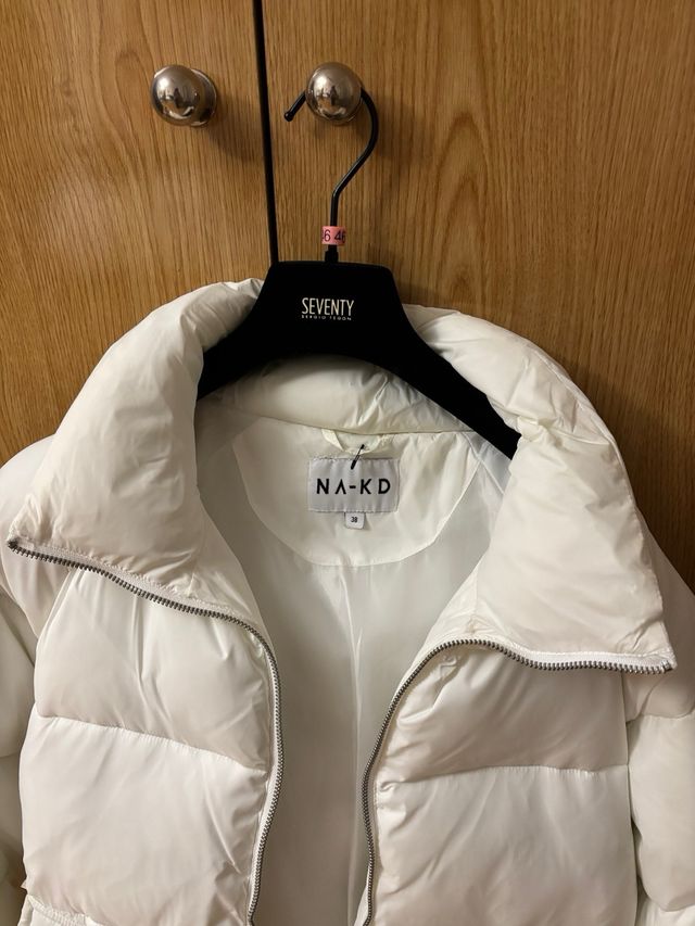 Abrigo blanco corto plumífero