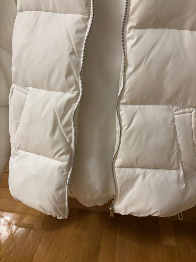 Abrigo blanco corto plumífero