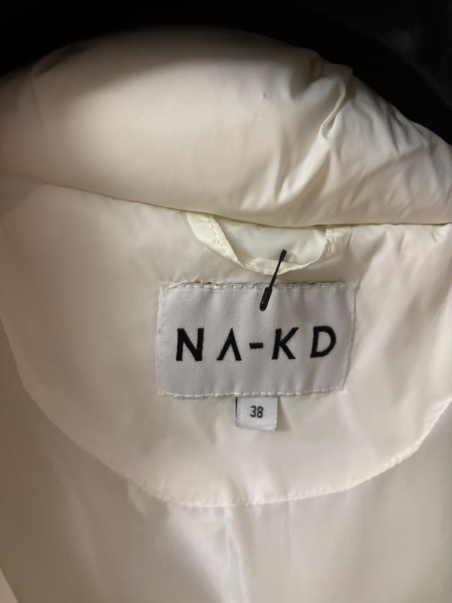 Abrigo blanco corto plumífero