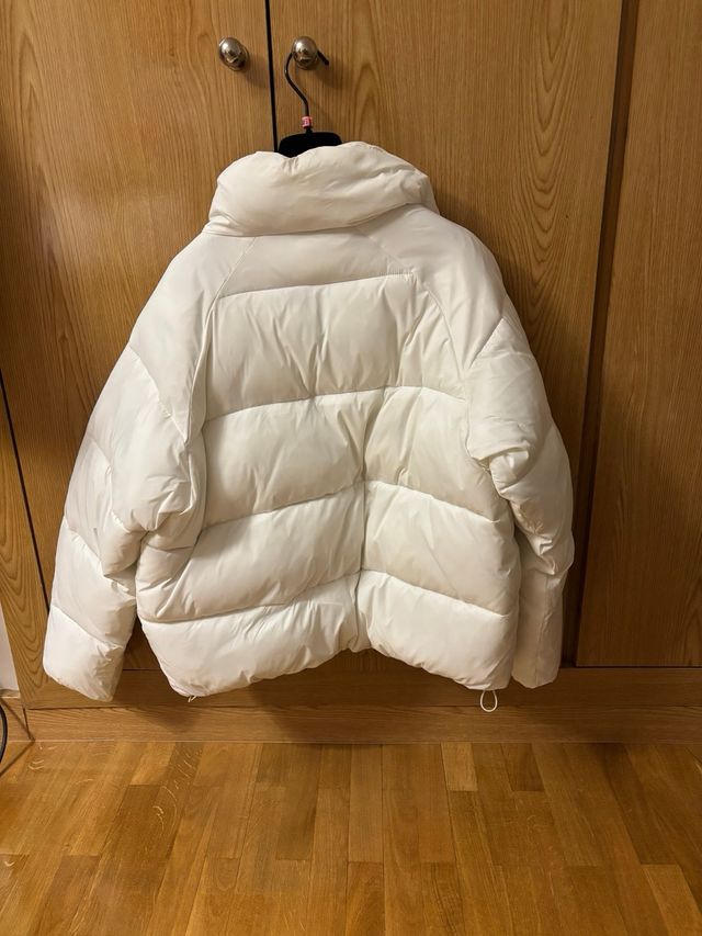 Abrigo blanco corto plumífero