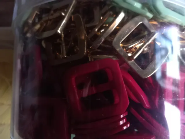 Hebillas y abalorios plateados