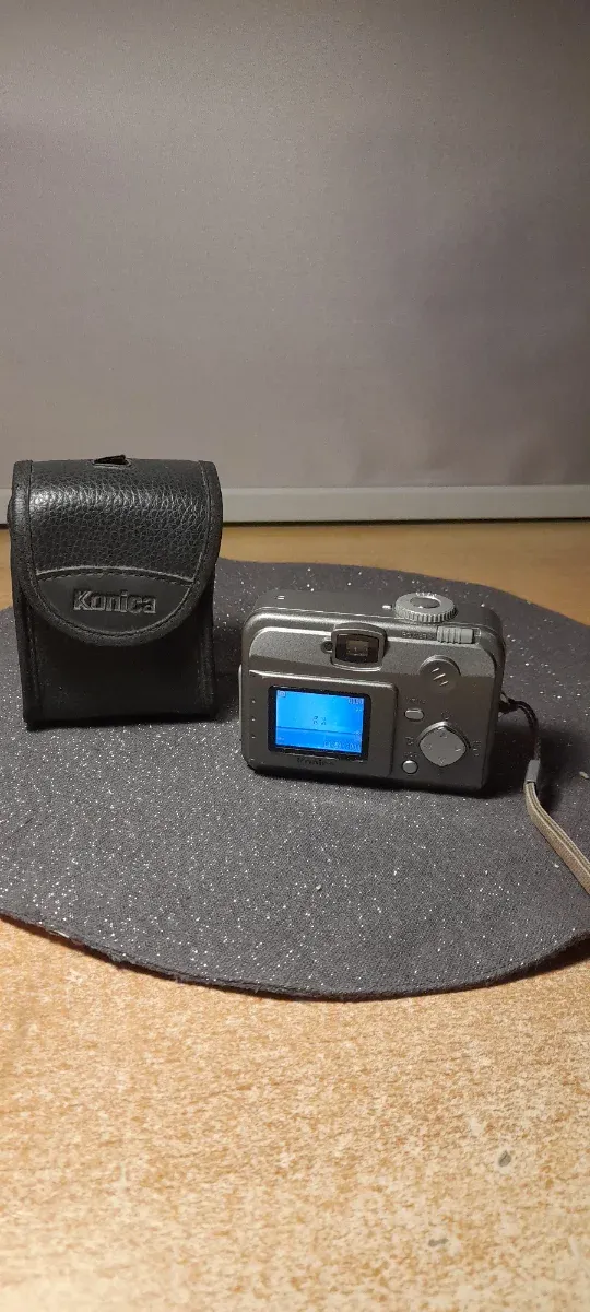 Cámara Konica KD-30M con funda