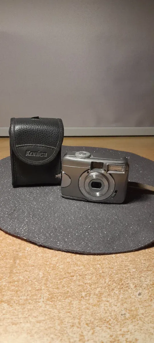 Cámara Konica KD-30M con funda
